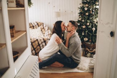 Karavanda aşık bir çift