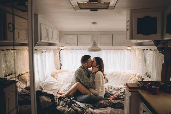 Casal Apaixonado Trailer Cama — Fotografia de Stock