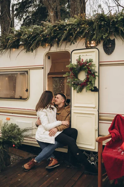 Pareja Caminando Por Calle Cerca Remolque Con Decoración Año Nuevo — Foto de Stock