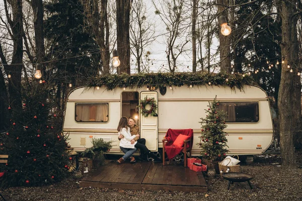 Casal Andando Rua Perto Trailer Com Decoração Ano Novo — Fotografia de Stock