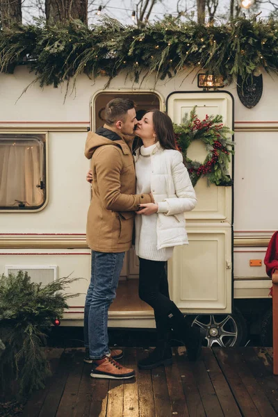 Pareja Caminando Por Calle Cerca Remolque Con Decoración Año Nuevo — Foto de Stock