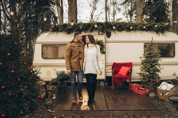 Pareja Caminando Por Calle Cerca Remolque Con Decoración Año Nuevo — Foto de Stock