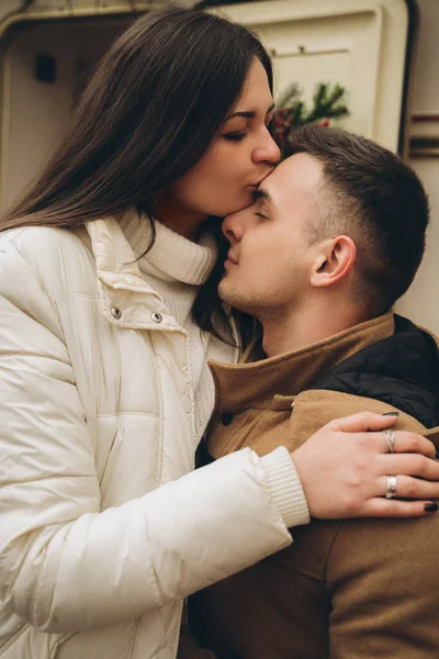 Couple Marchant Dans Rue Près Une Remorque Avec Décor Nouvelle — Photo