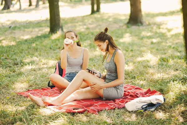 Hermanas en un parque — Foto de Stock