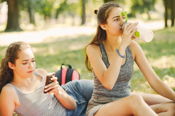 Sorelle in un parco — Foto Stock