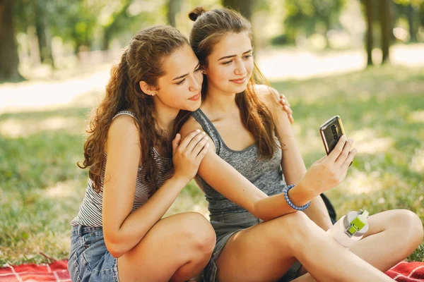 Hermanas en un parque —  Fotos de Stock