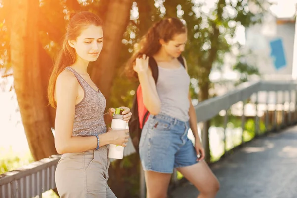 Hermanas en una ciudad — Foto de Stock