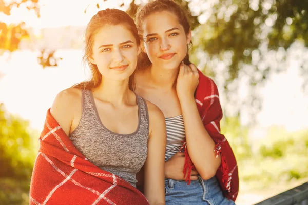 Hermanas en un parque — Foto de Stock