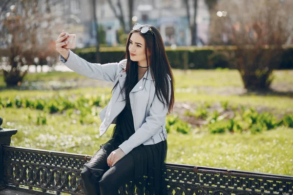 Chica en la ciudad — Foto de Stock