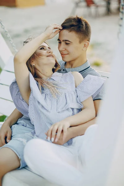 Salıncakta couple — Stok fotoğraf