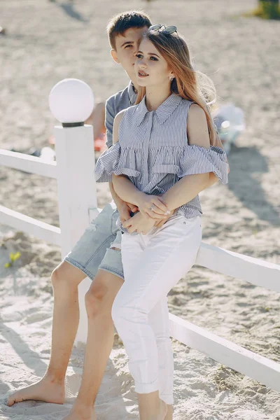 Coppia relax in spiaggia — Foto Stock