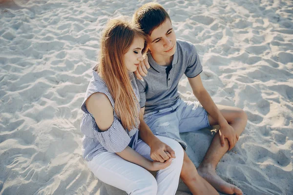 Casal em uma praia — Fotografia de Stock