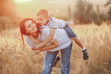 Anne ve oğlu sarılma