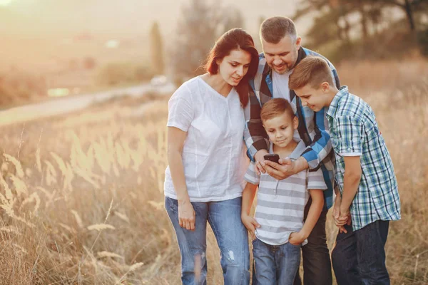 Familia feliz de cuatro — Foto de Stock