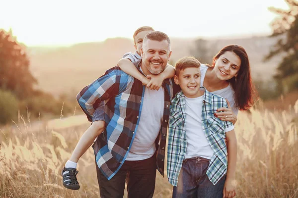 Lycklig familj på fyra — Stockfoto