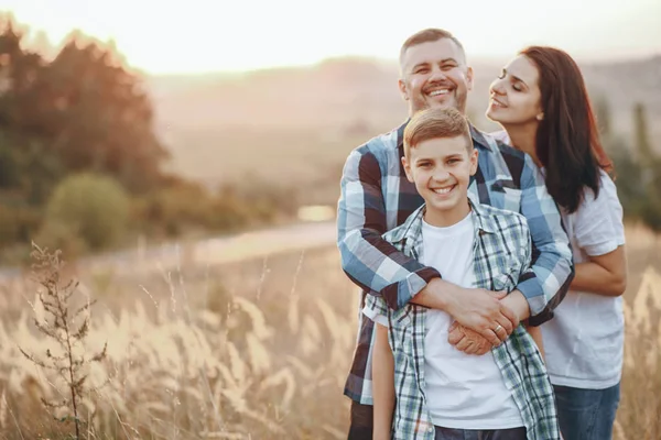 Familia feliz og tres — Foto de Stock