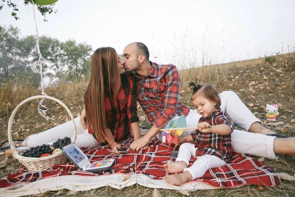 Family in a field — Stock Photo, Image