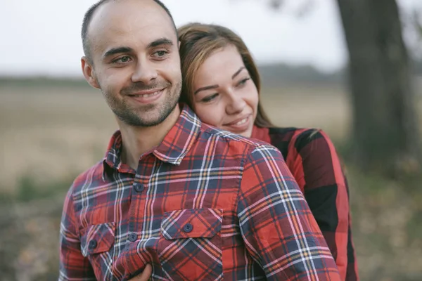 Couple in a field — Stock Photo, Image