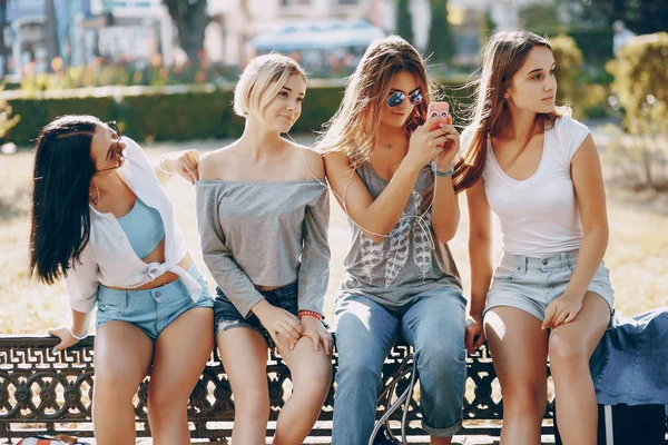 Ragazze in città — Foto Stock