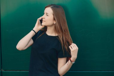 kızı duvara yakın