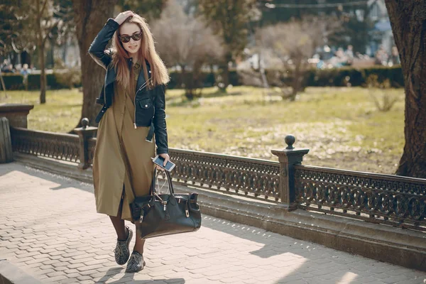 Chicas en la ciudad — Foto de Stock