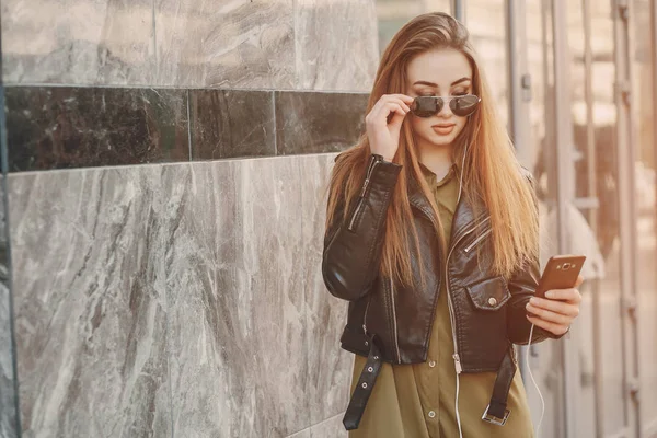 Ragazza con telefono — Foto Stock