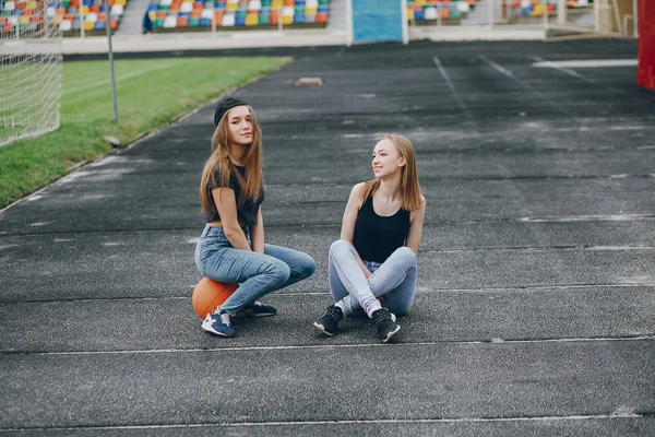 Meninas com uma bola — Fotografia de Stock