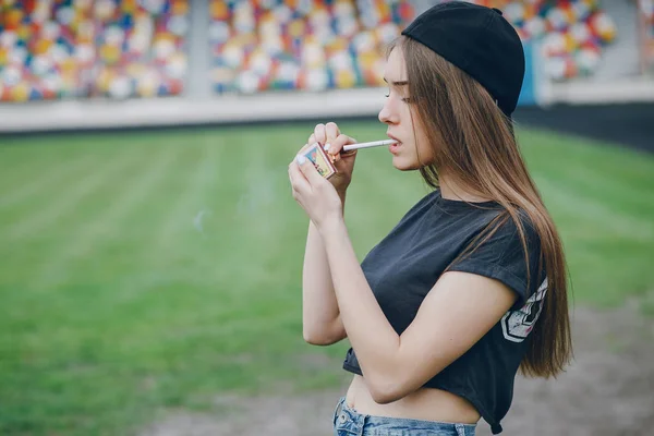 Meisje steekt een sigaret op — Stockfoto