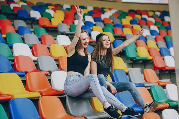 Ragazze su uno stadio — Foto Stock