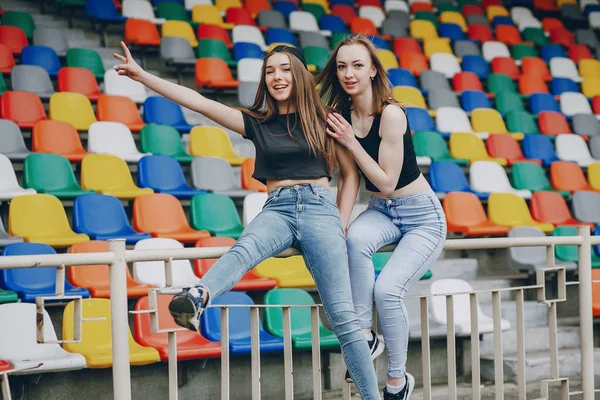 Meninas em um estádio — Fotografia de Stock