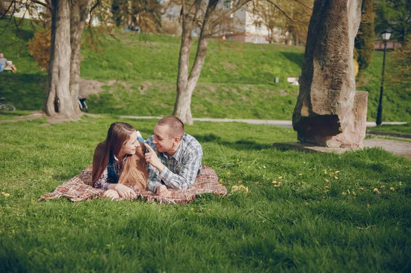 Pár v parku — Stock fotografie