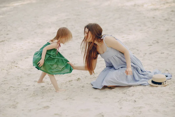 Madre con hijas —  Fotos de Stock