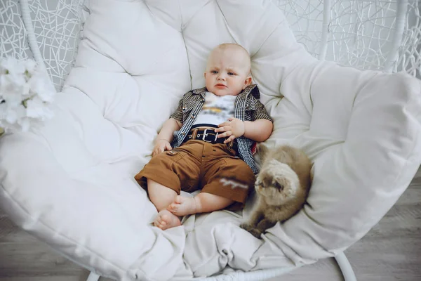 Niño con gato — Foto de Stock