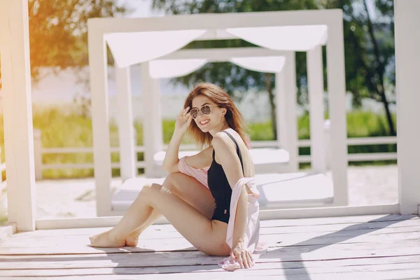 Mädchen in einem Strand — Stockfoto