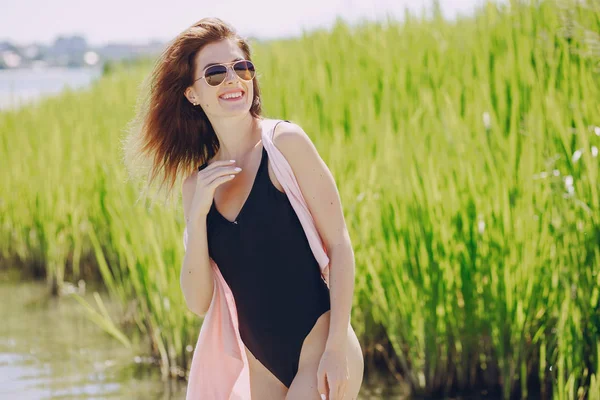 Mädchen in einem Strand — Stockfoto