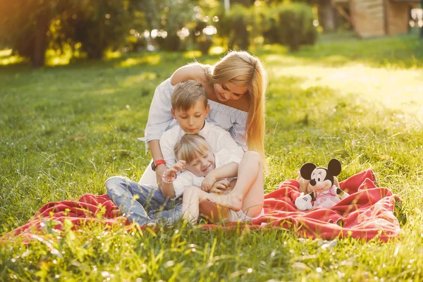 Mère avec des enfants — Photo