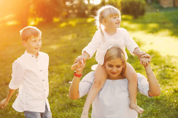 Mère avec des enfants — Photo