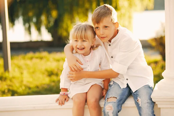 Bruder mit Schwester — Stockfoto