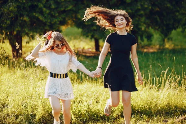 Ragazze nel parco — Foto Stock