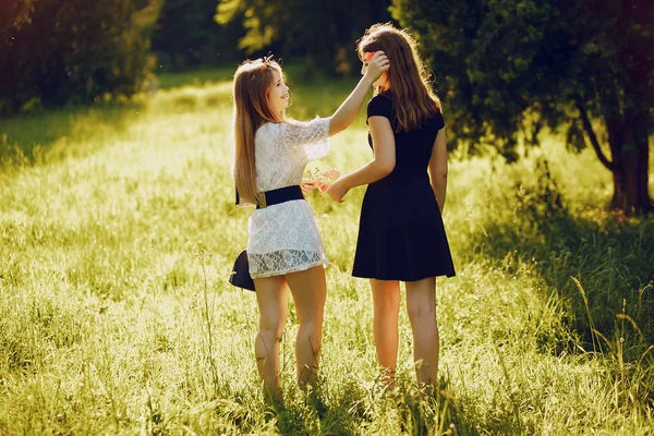 Chicas en el parque — Foto de Stock