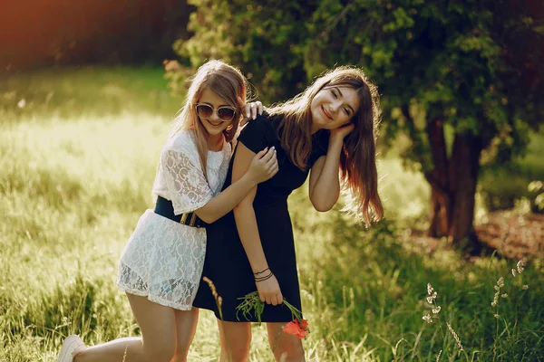 Chicas en el parque —  Fotos de Stock