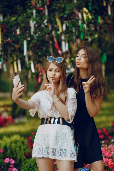 Chica en el parque — Foto de Stock