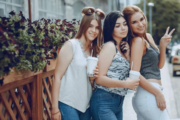 Ragazze con caffè — Foto Stock