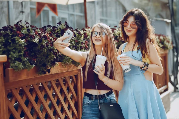 Meisjes met koffie — Stockfoto