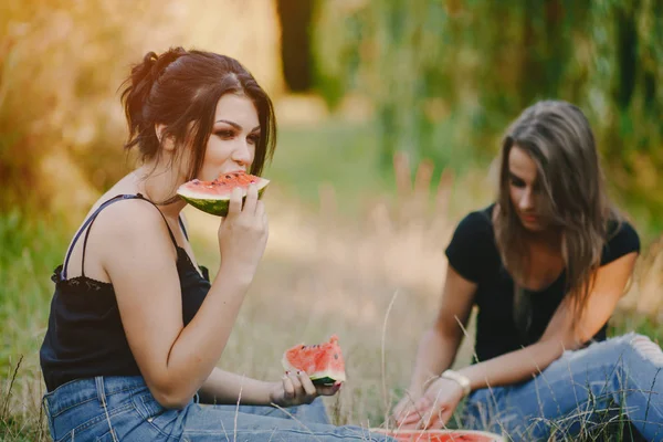 Ragazze con anguria — Foto Stock