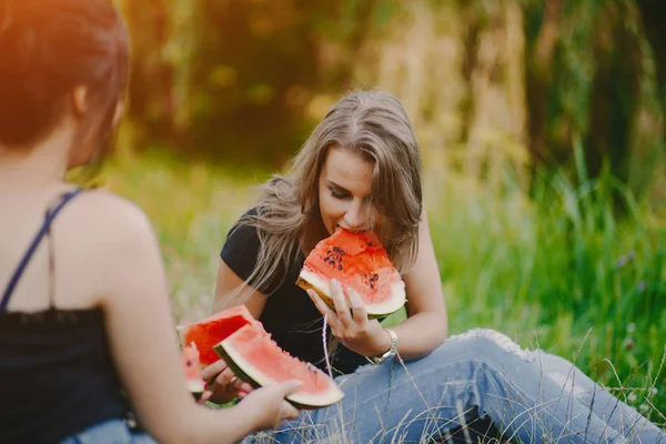 Ragazze con anguria — Foto Stock