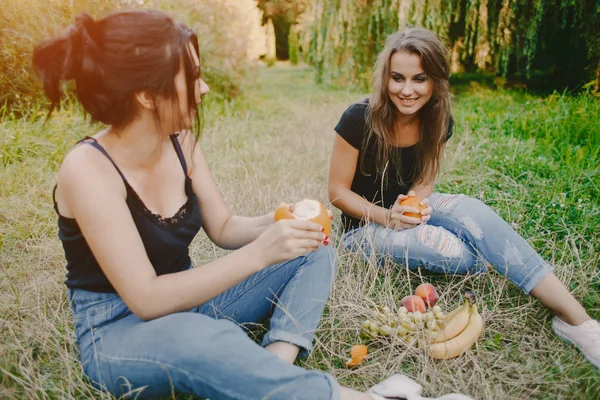 Девушки с фруктами — стоковое фото
