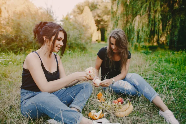 Girls with fruits — Stock Photo, Image