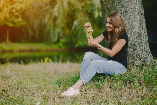 Ragazza con uva — Foto Stock