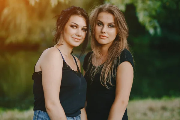 Ragazze nel parco — Foto Stock